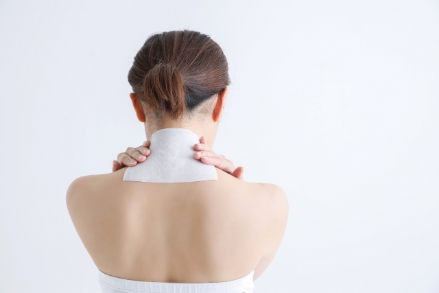 首こりは骨盤や背骨の歪みが原因で起こります
